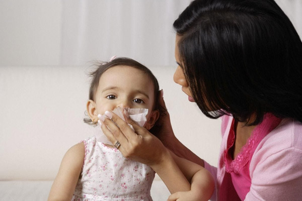 Trẻ hắt hơi, chảy nước mũi là biểu hiện thường thấy do viêm mũi họng